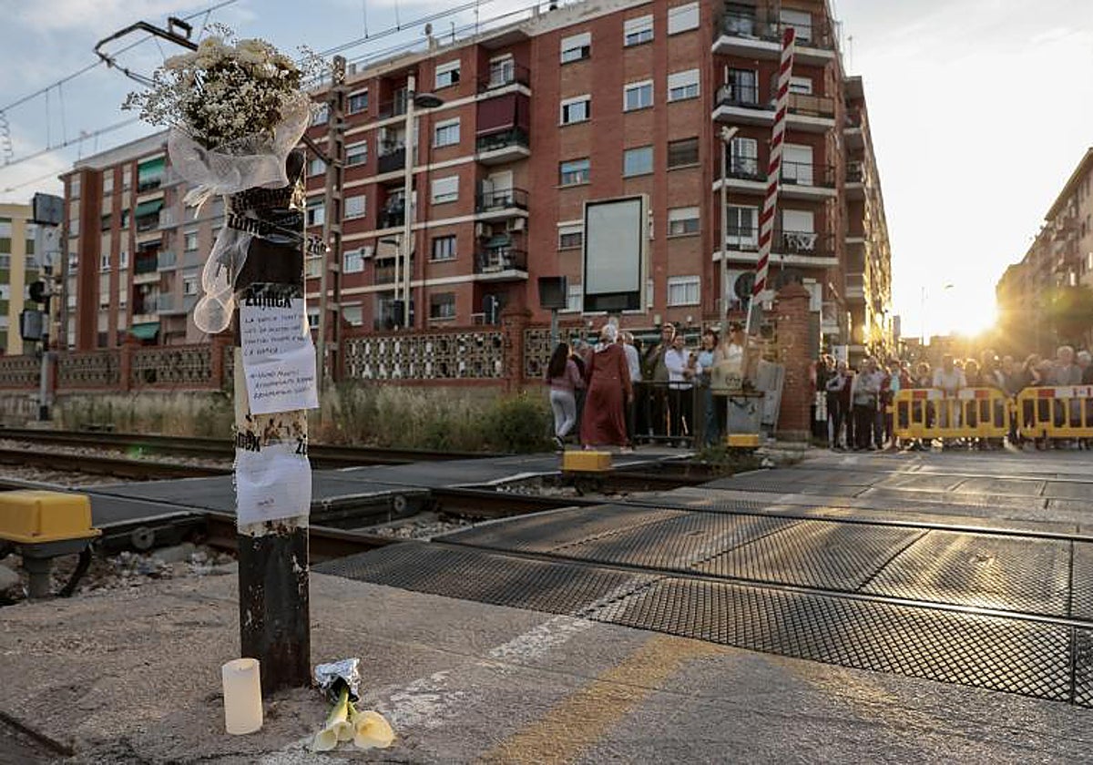 Vecinos recuerdan a joven arrollada en Alfafar y piden eliminar paso a nivel