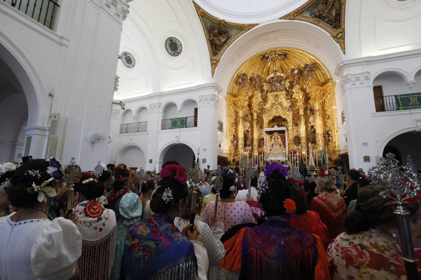 La Virgen del Rocío luce esplendorosa durante el sábado de romería