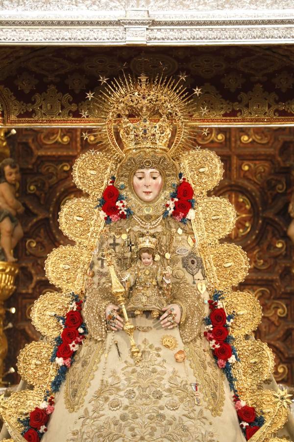 La Virgen del Rocío luce esplendorosa durante el sábado de romería