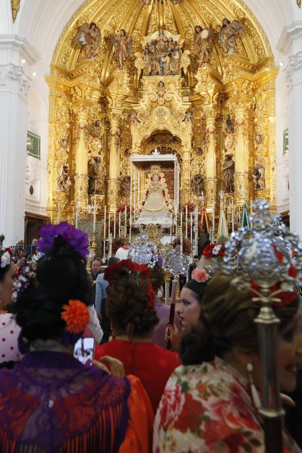 La Virgen del Rocío luce esplendorosa durante el sábado de romería
