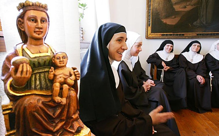 Imagen principal - Algunas de las hermanas que residían en Belorado en 2004