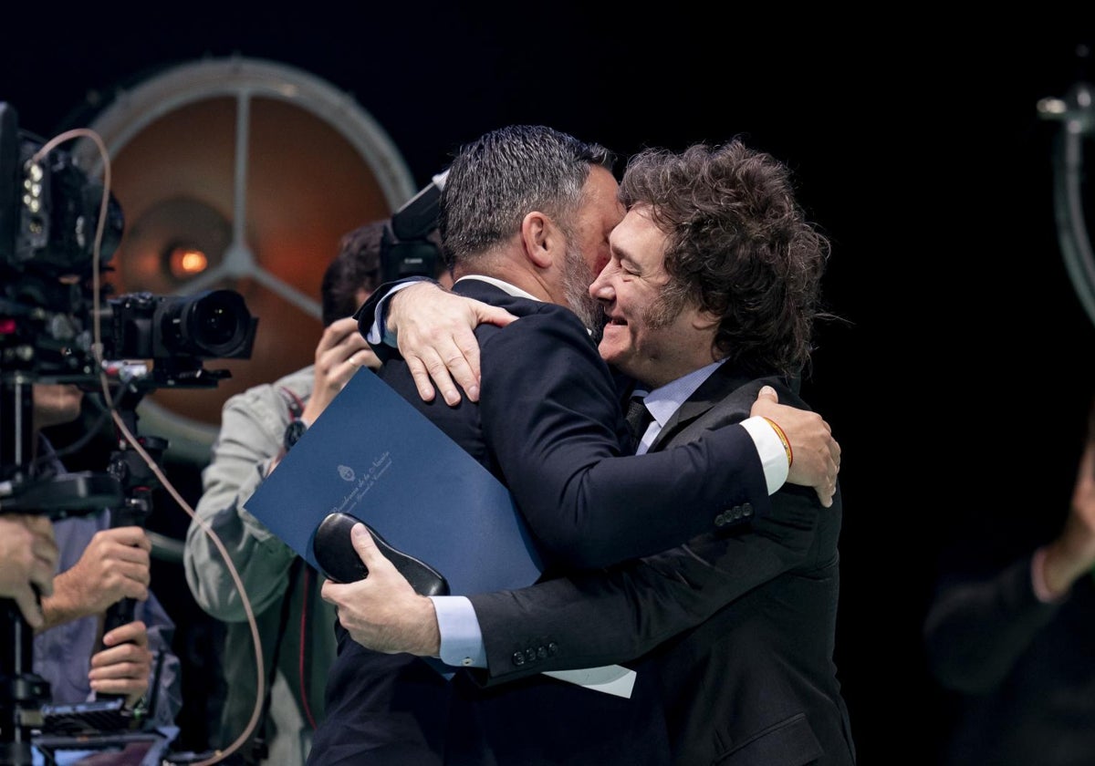 El líder de Vox, Santiago Abascal, y el presidente de Argentina, Javier Milei, durante el acto 'Viva 24' en el Palacio de Vistalegre en Madrid