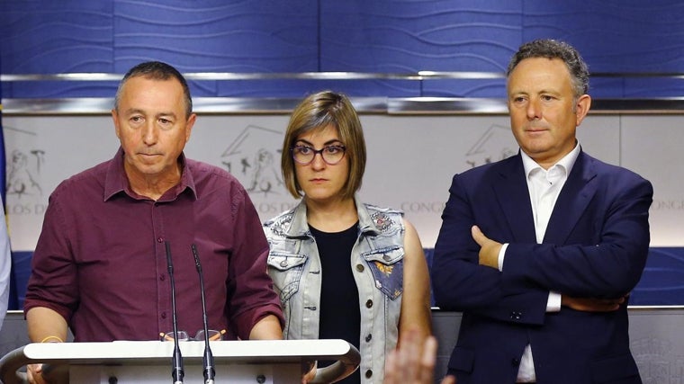 Imagen de archivo de Enric Bataller, a la derecha, junto a Joan Baldoví y Marta Sorlí, tomada en el Congreso de los Diputados