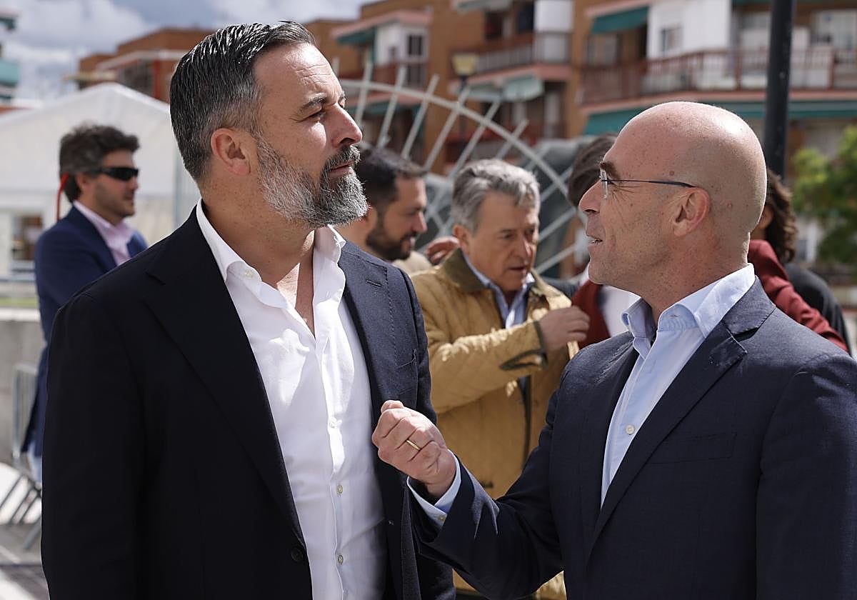 Santiago Abascal, líder de Vox, conversa con Jorge Buxadé, candidato a las europeas