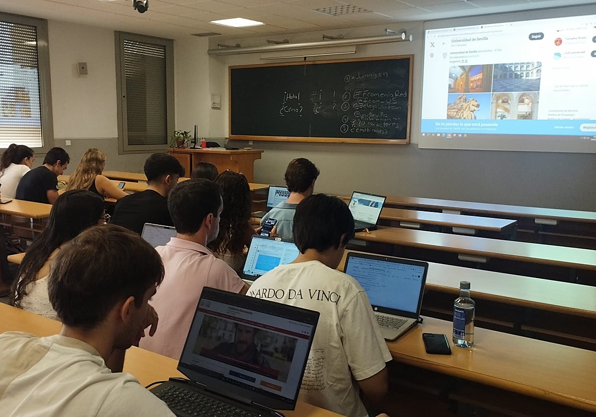 Imagen de una clase de periodismo en la Facultad de Comunicación de la Universidad de Sevilla