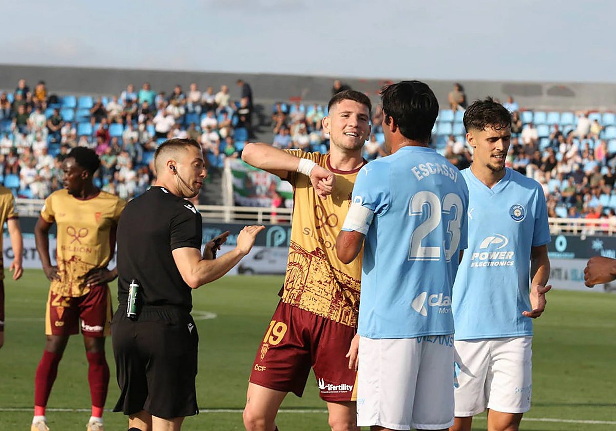 Alberto Toril conversa con un rival del Ibiza durante el partido en Can Misses
