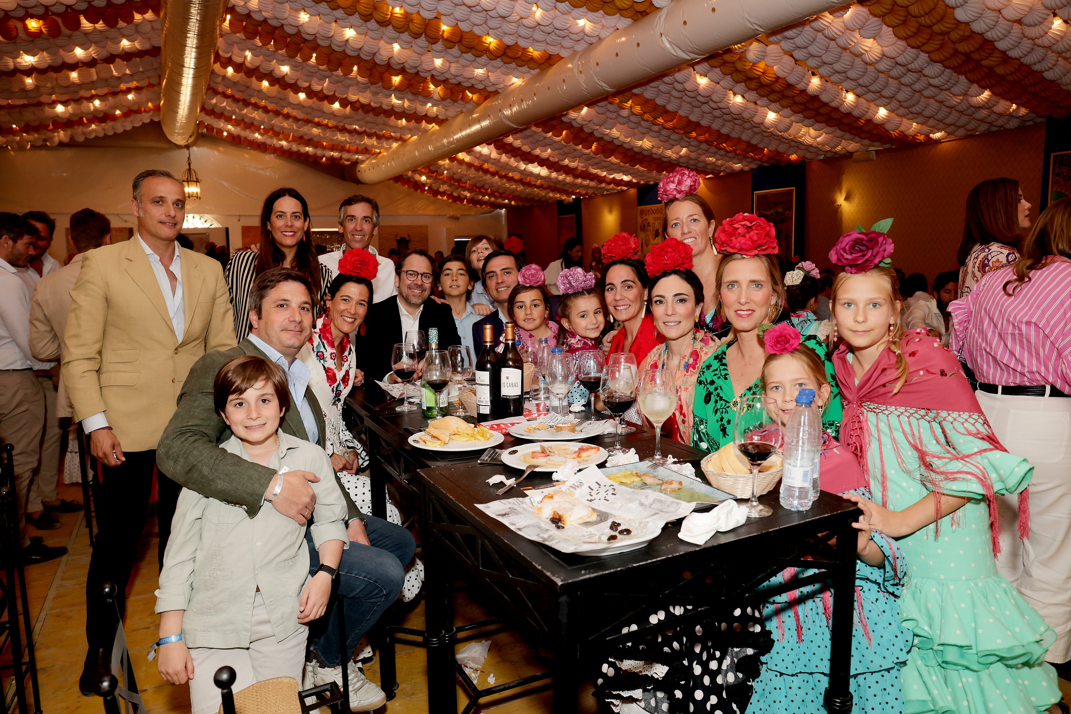 Las imágenes del ambiente en las casetas el domingo de la Feria de Córdoba (I)