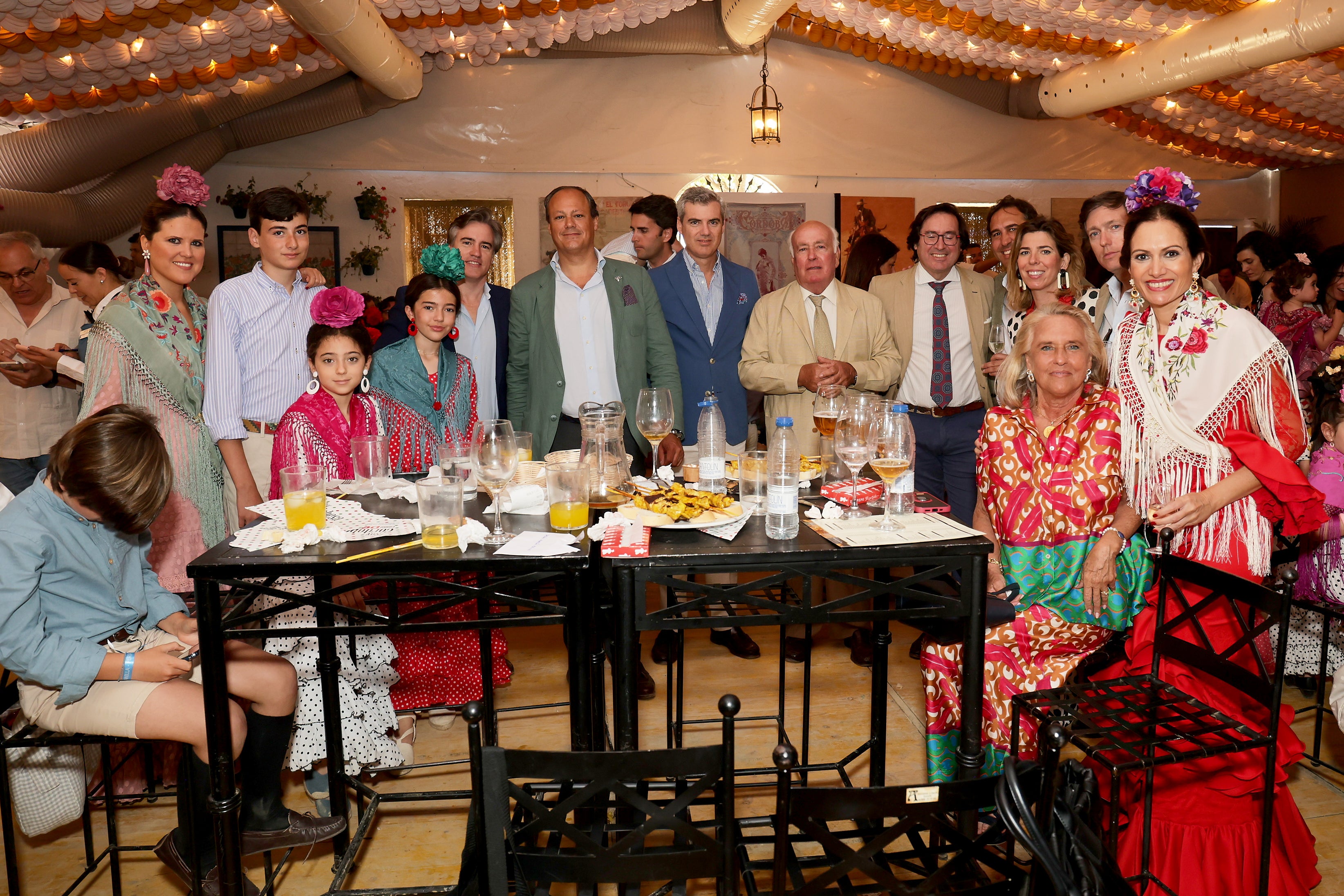 Las imágenes del ambiente en las casetas el domingo de la Feria de Córdoba (I)
