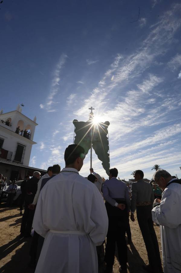 Misa pontifical durante la romería del Rocío de 2024