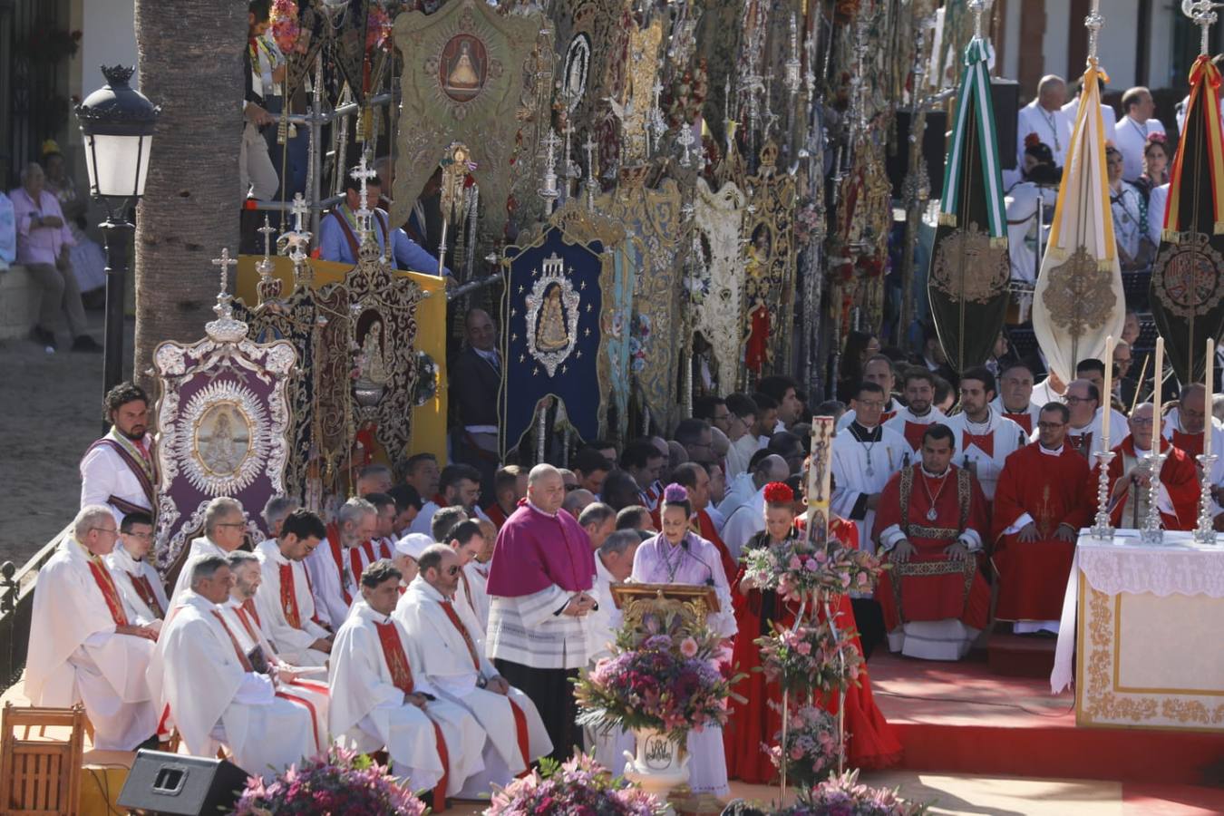 Misa pontifical durante la romería del Rocío de 2024