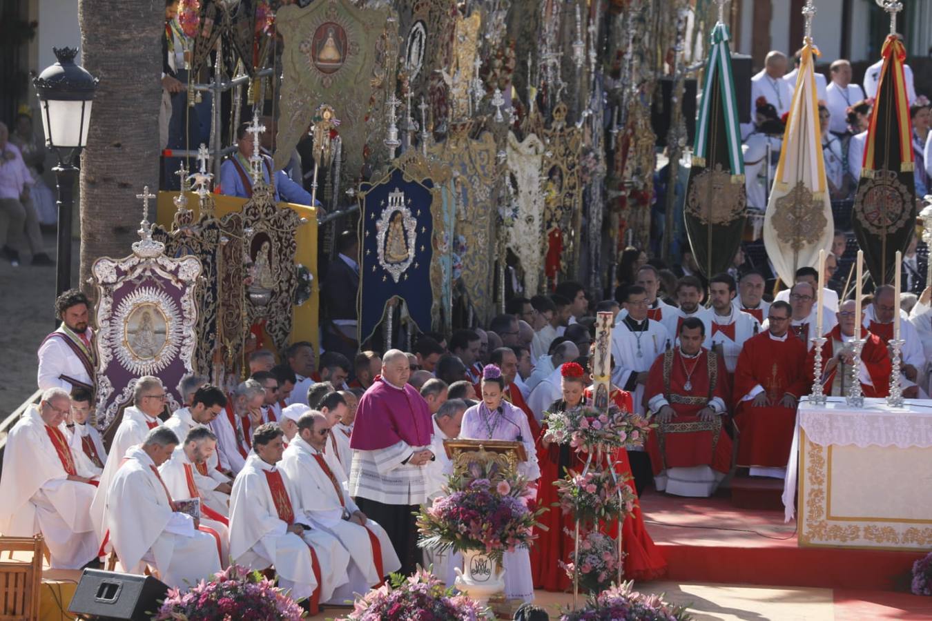 Misa pontifical durante la romería del Rocío de 2024