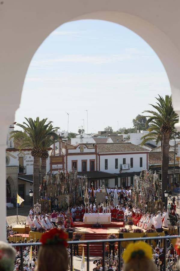 Misa pontifical durante la romería del Rocío de 2024