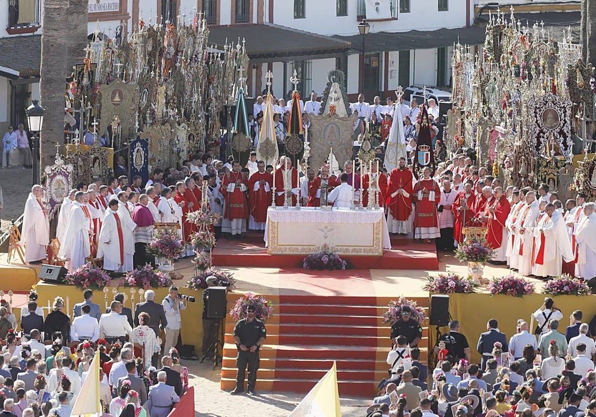 Misa pontifical durante la romería del Rocío de 2024