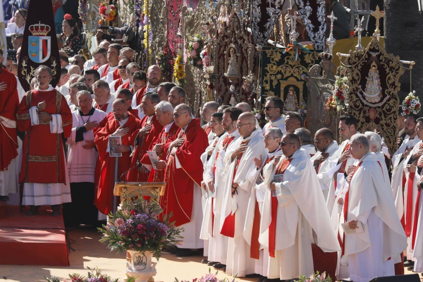 Misa pontifical durante la romería del Rocío de 2024