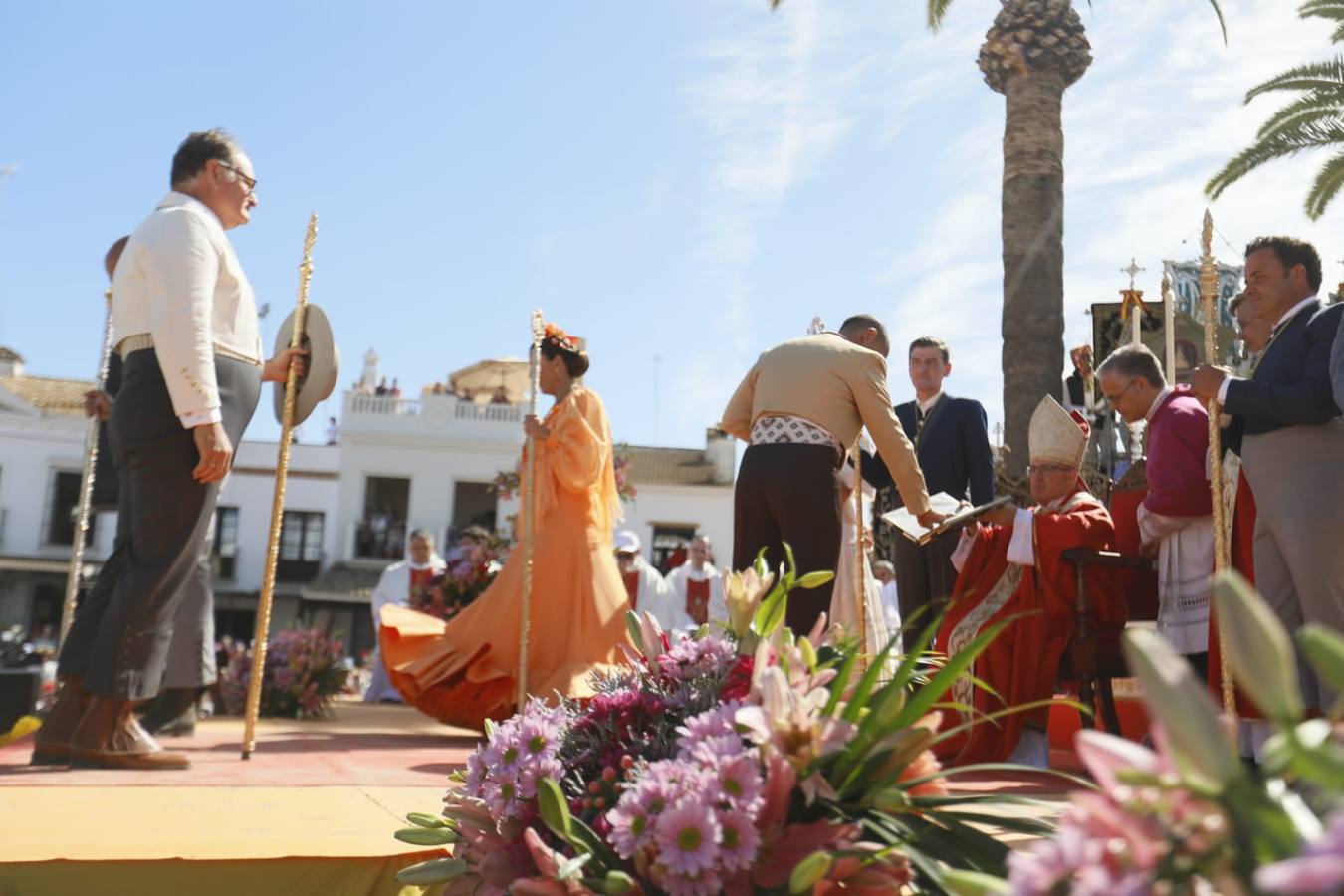 Misa pontifical durante la romería del Rocío de 2024