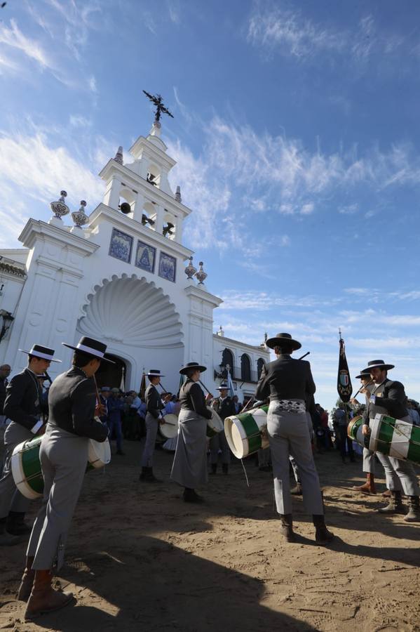 Misa pontifical durante la romería del Rocío de 2024