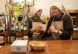 Las Hermanas Peregrinas de la Eucaristía sirven cañas en el Santuario de Nuestra Señora de Estíbaliz, en Álava