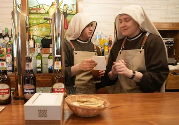 Las monjas de Estíbaliz, pioneras en servir cañas a los peregrinos