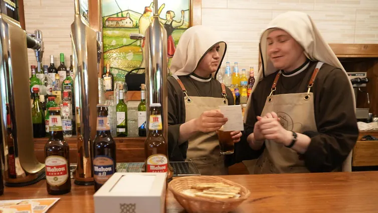 Las monjas de Estíbaliz, pioneras en servir cañas a los peregrinos