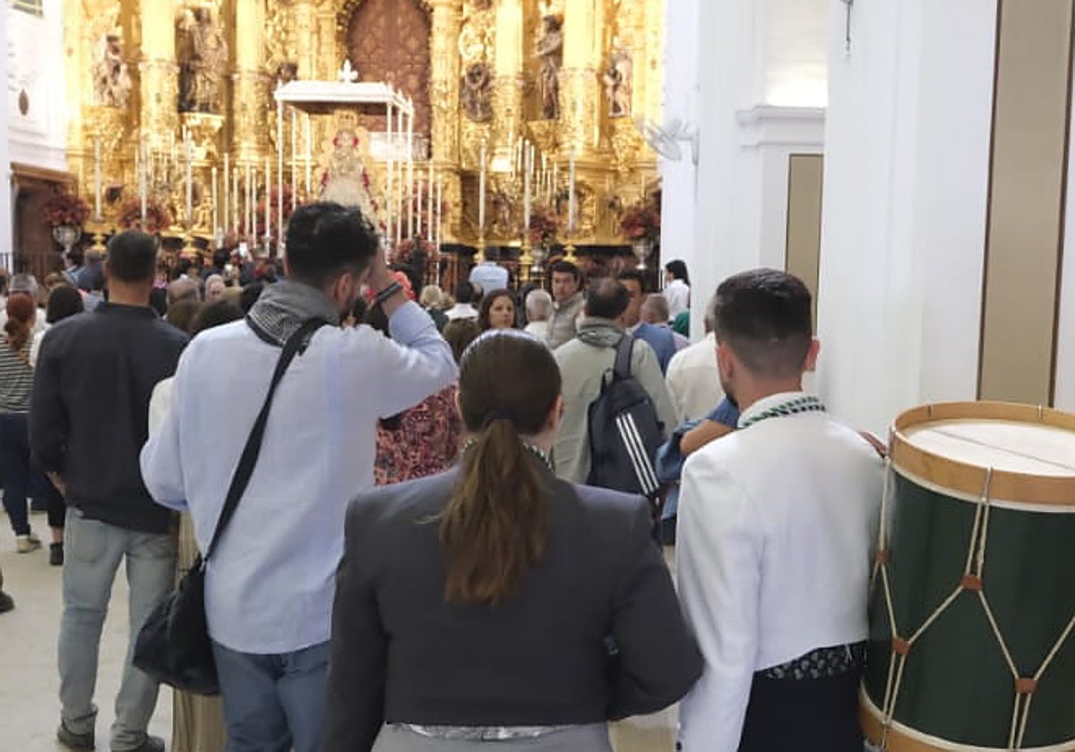 Romeros visitando a la Virgen del Rocío este domingo de Pentecostés