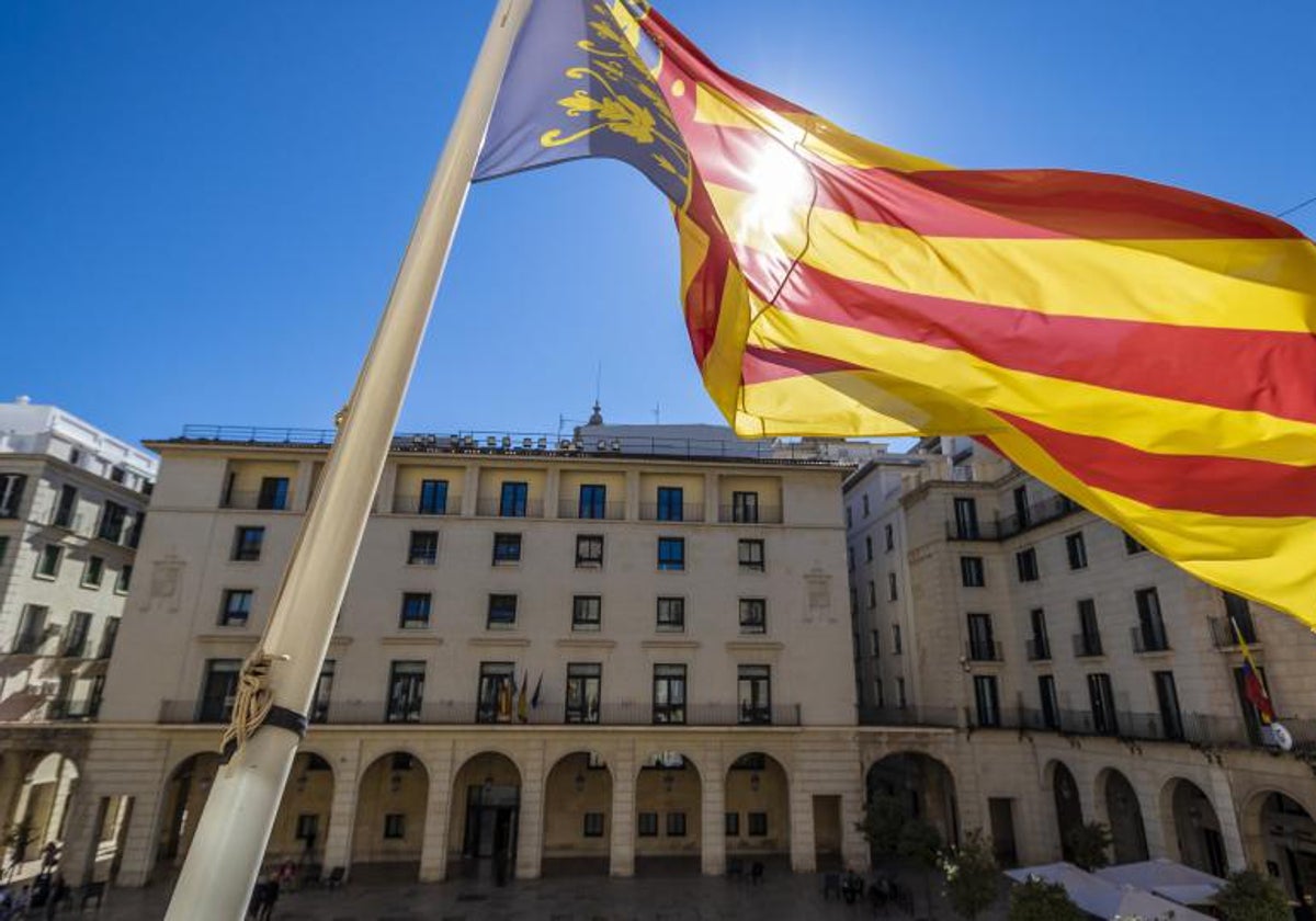 Imagen de una gran bandera de la Comunidad Valenciana frente a la sede de la Audiencia de Alicante