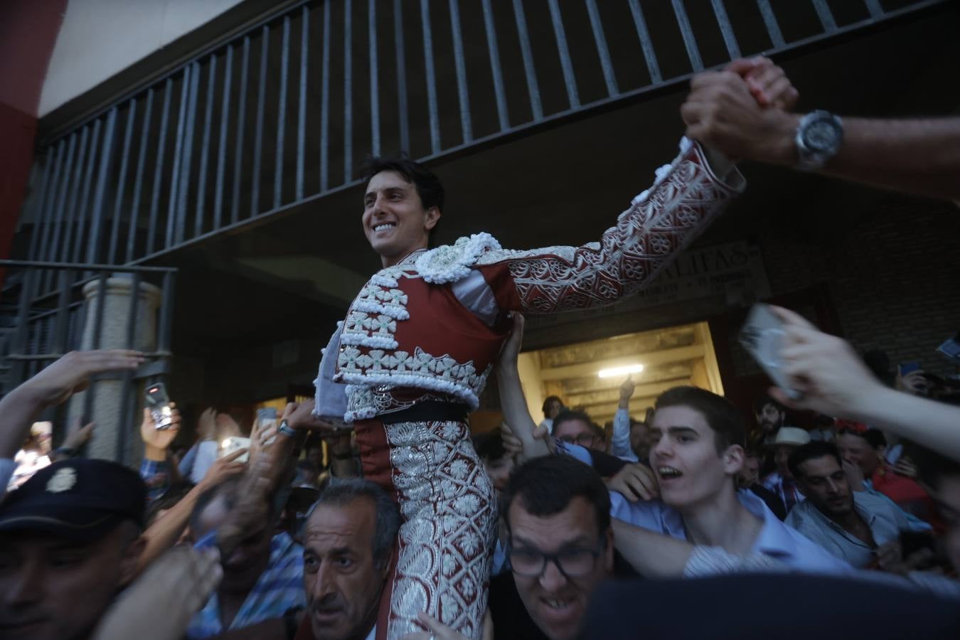 Fotos: el rotundo triunfo de Roca Rey en la última corrida de la Feria de Córdoba