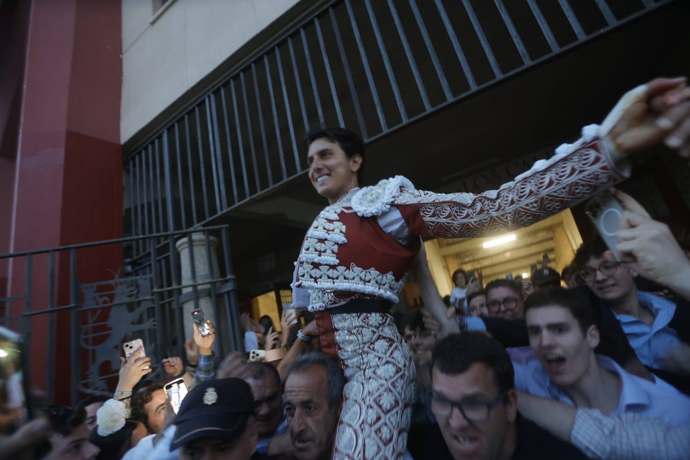 Fotos: el rotundo triunfo de Roca Rey en la última corrida de la Feria de Córdoba