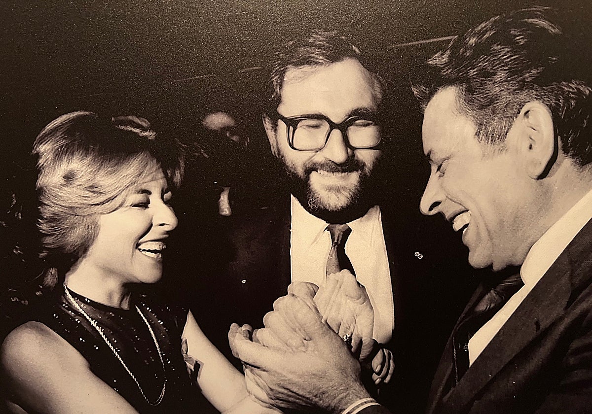 Imagen de archivo de María Consuelo Reyna con el socialista Fernando Martínez Castellano y el comunista Antonio Palomares