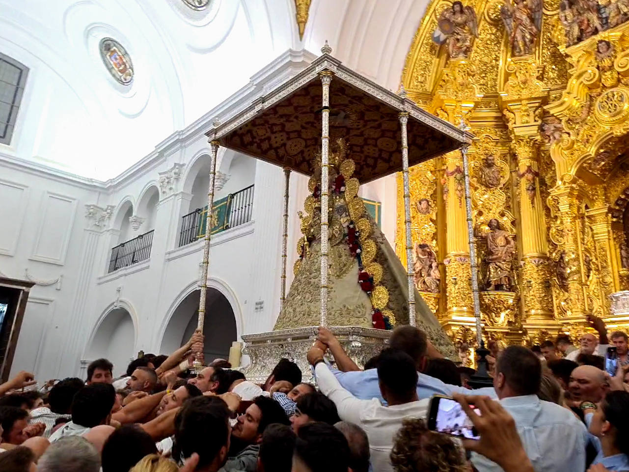 La procesión de la Virgen del Rocío 2024, en imágenes