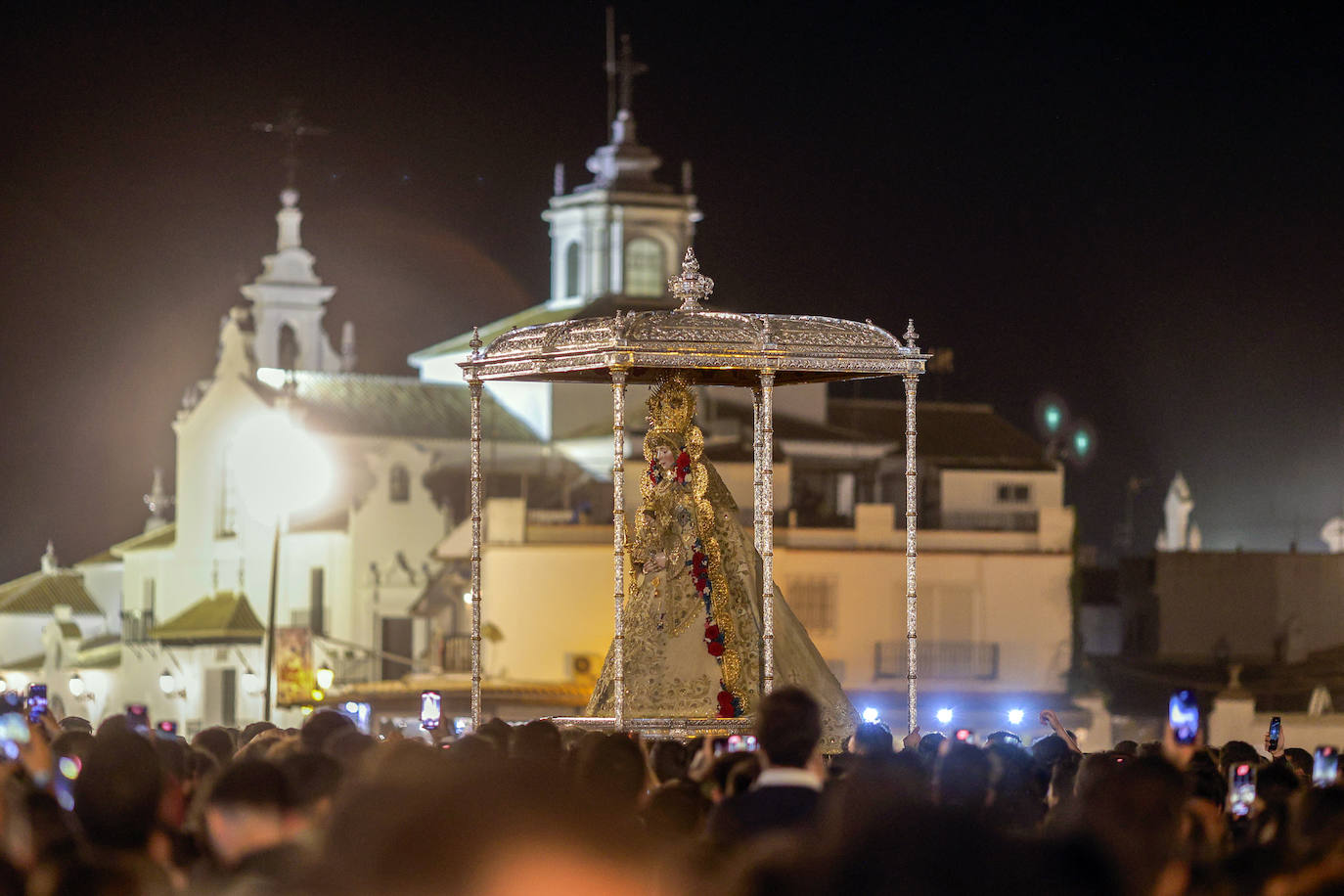 La procesión de la Virgen del Rocío 2024, en imágenes