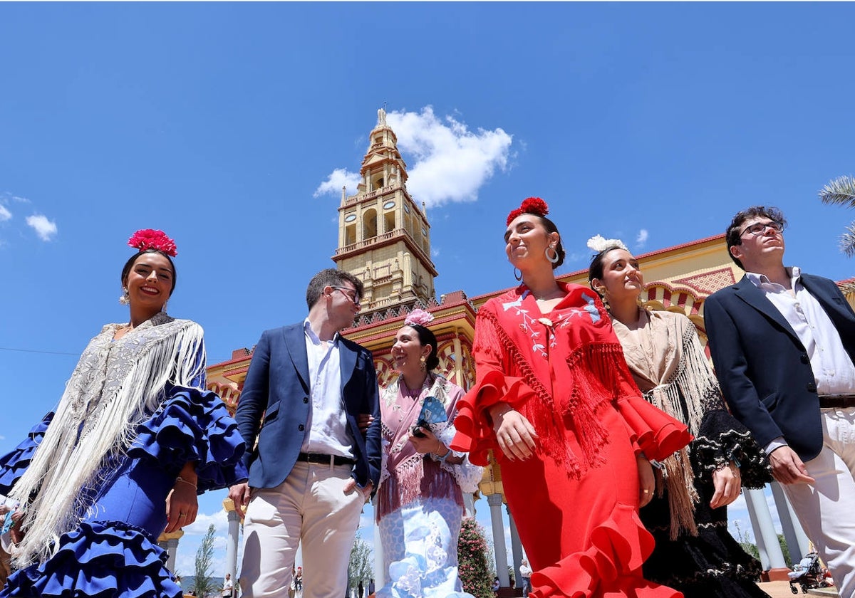 Un grupo de jóvenes llega este lunes al recinto ferial del Arenal