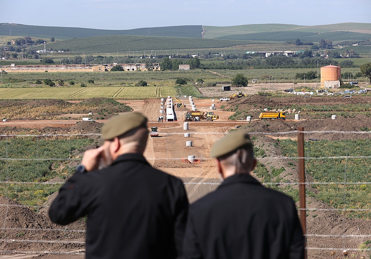Miembros del Ejército de Tierra supervisan las obras de la Base Logística en Córdoba