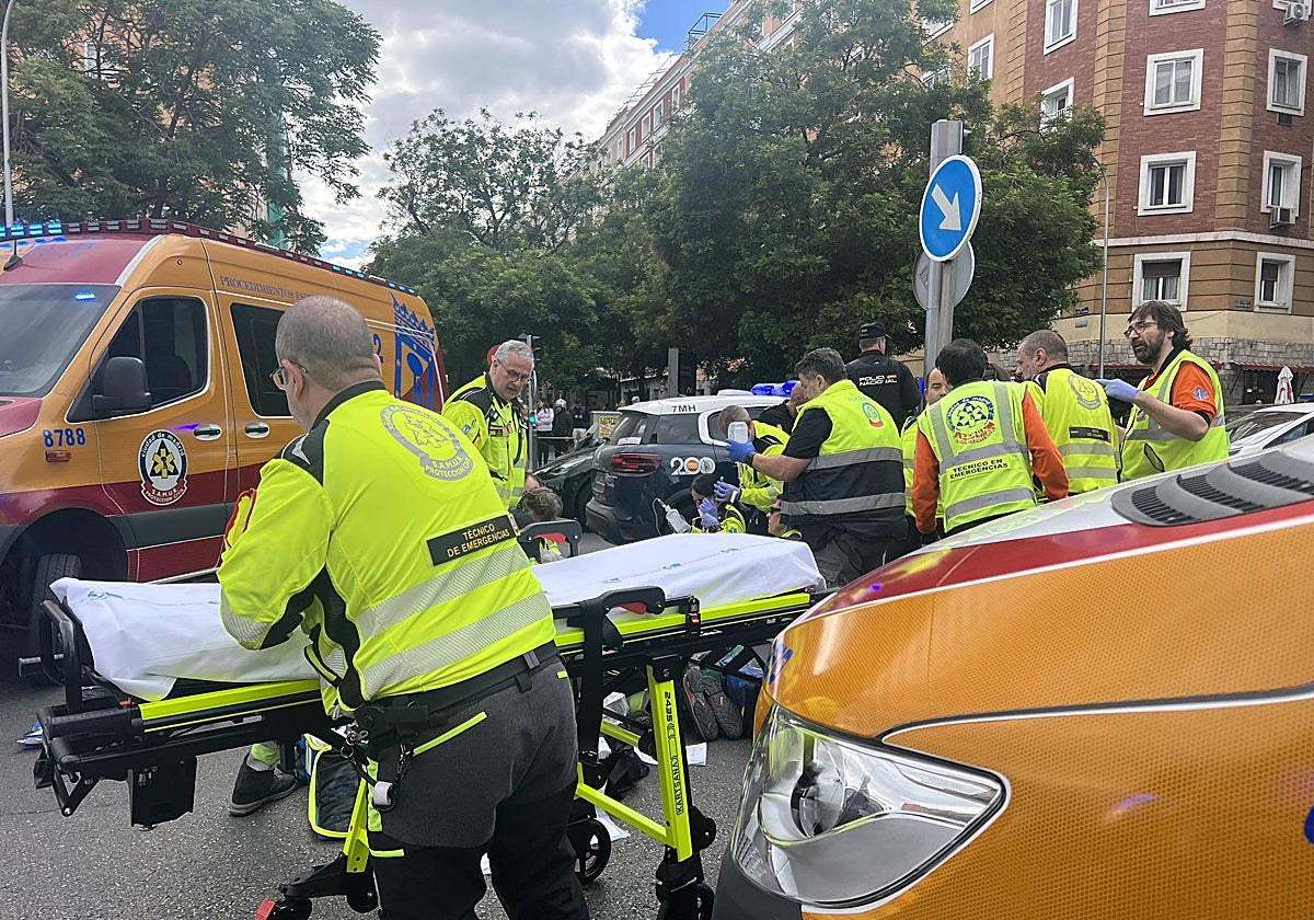 El Samur atiende al herido en Doctor Esquerdo