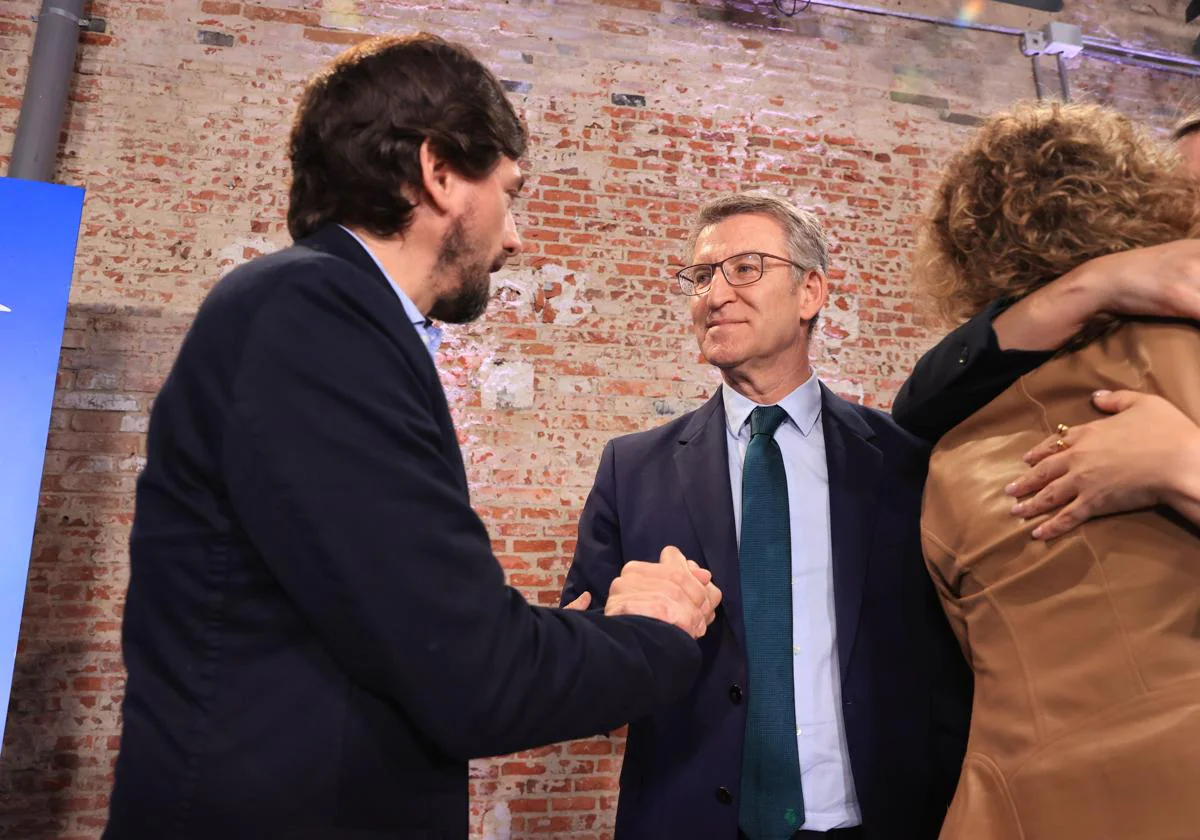 Feijóo saluda a Adrián Vázquez, ex de Ciudadanos y numero 10 de la lista del PP a las europeas