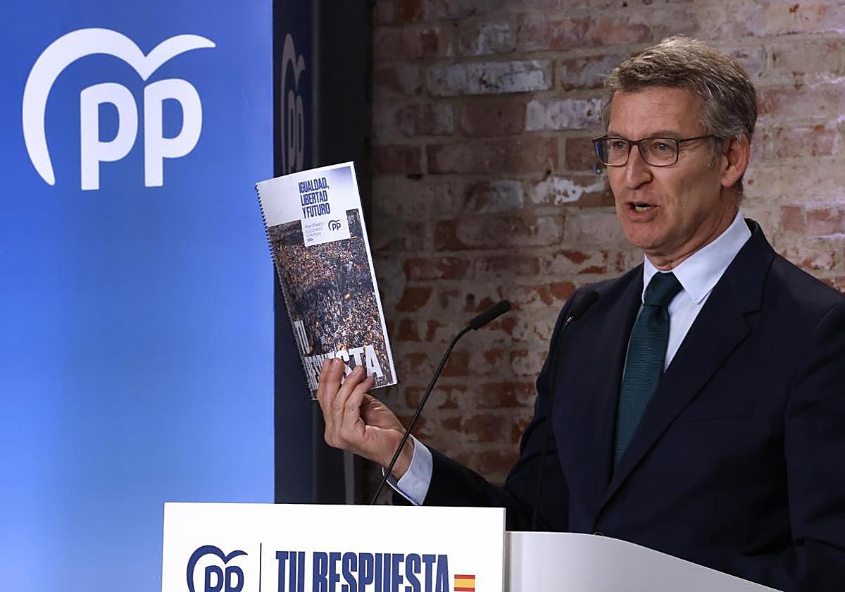 El líder del PP, Alberto Núñez Feijóo, durante la presentación de los ejes del programa electoral para los comicios europeos
