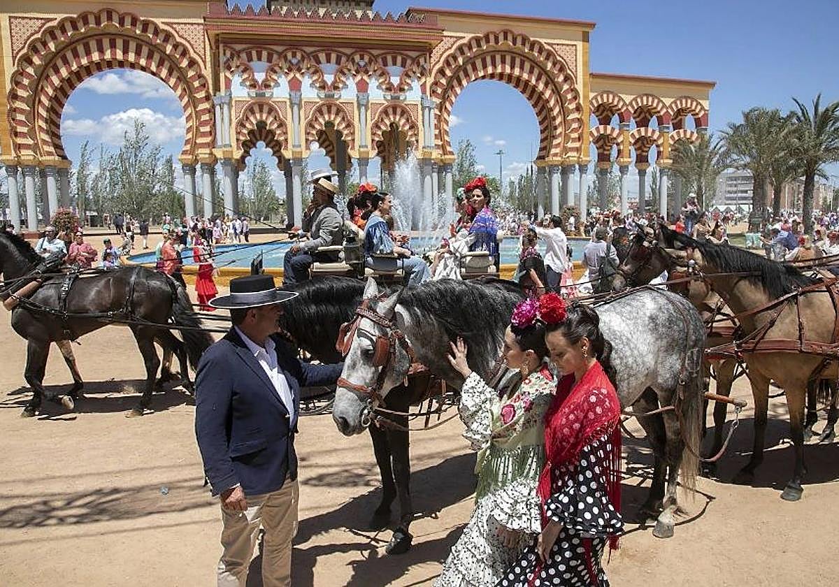 Ambiente concurrido en la portada de la Feria de Córdoba