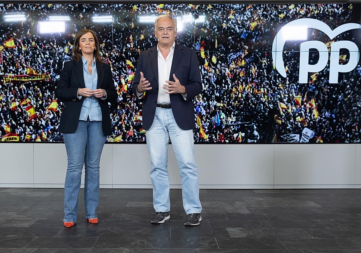 Esteban González Pons y la vicesecretaria de Organización Territorial del PP, Carmen Fúnez,