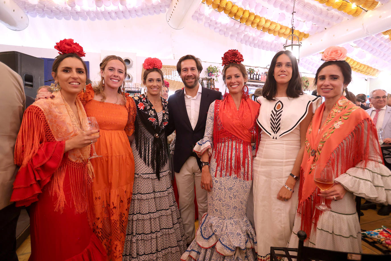 Las imágenes del ambiente en las casetas este lunes en la Feria de Córdoba (I)