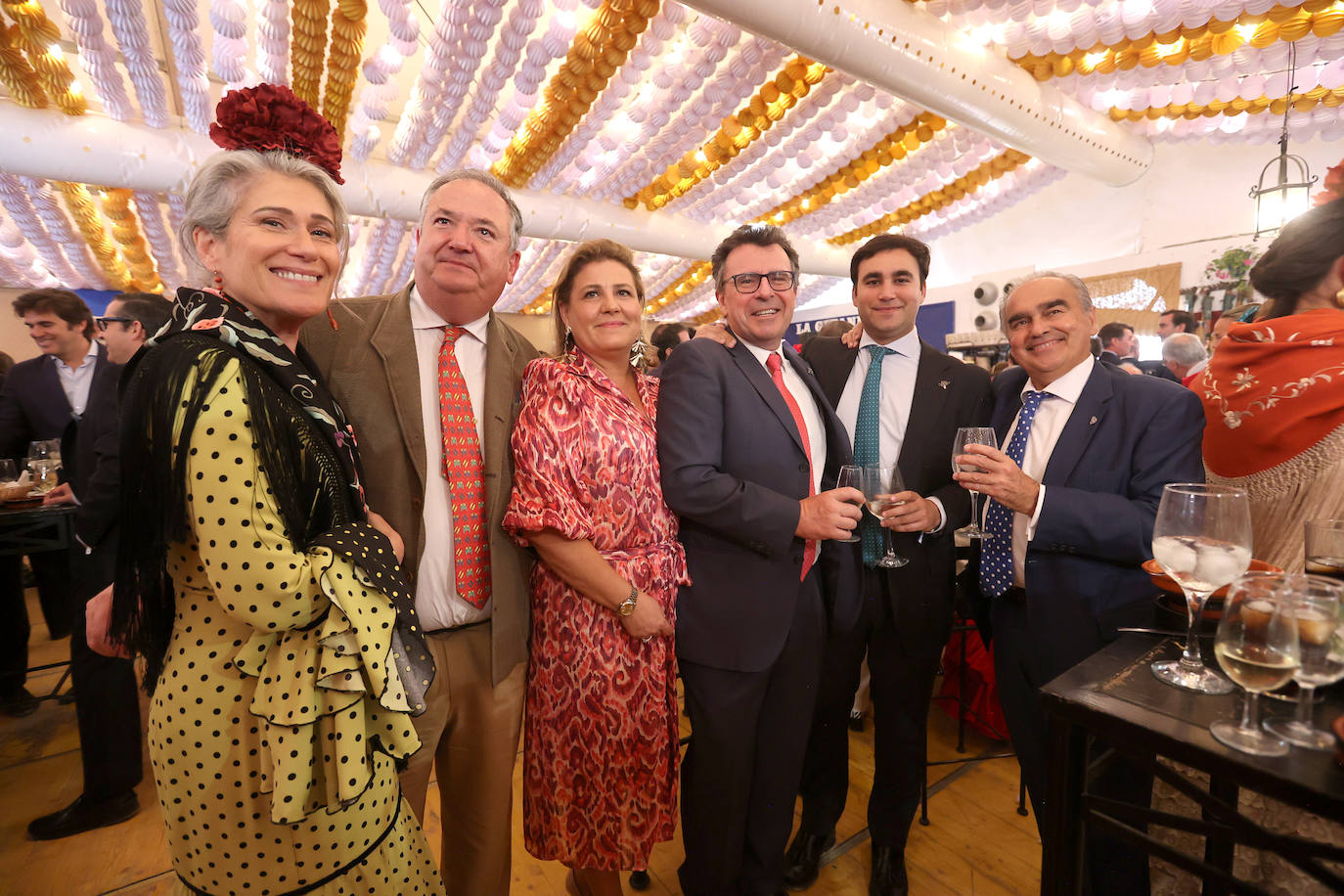 Las imágenes del ambiente en las casetas este lunes en la Feria de Córdoba (I)