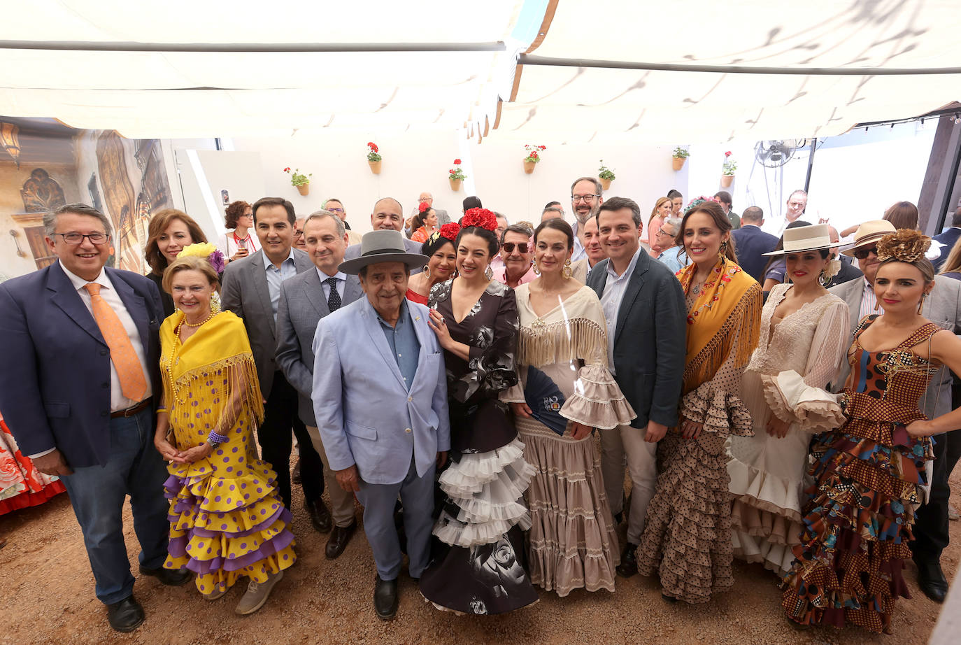 Las imágenes del ambiente en las casetas este lunes en la Feria de Córdoba (I)