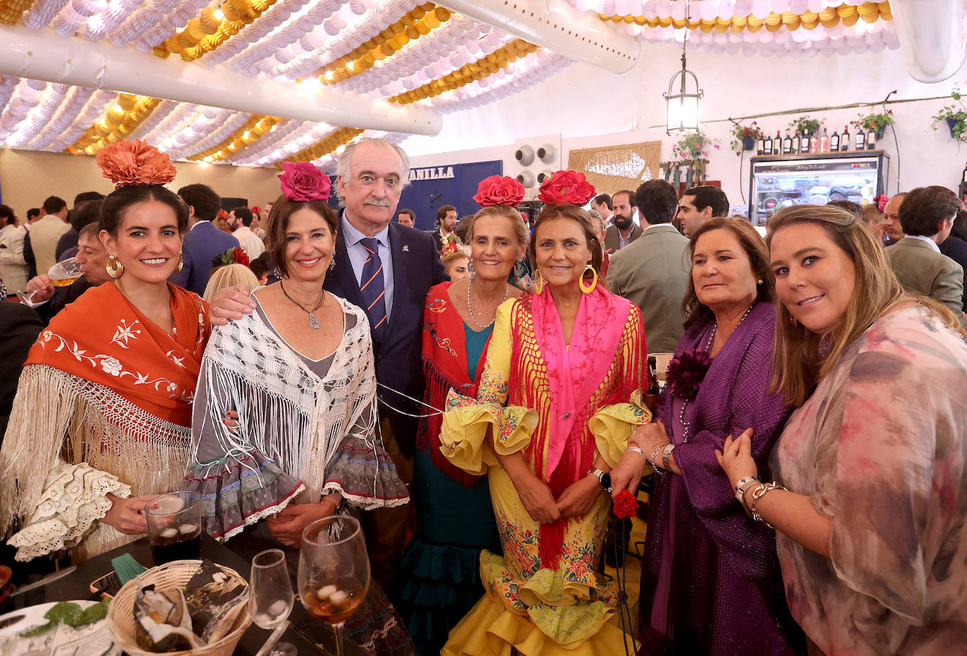 Las imágenes del ambiente en las casetas este lunes en la Feria de Córdoba (I)