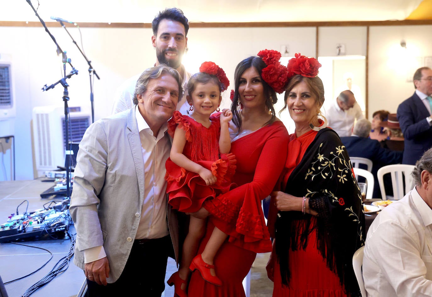 Las imágenes del ambiente en las casetas este lunes en la Feria de Córdoba (I)