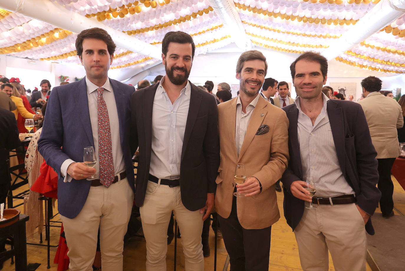 Las imágenes del ambiente en las casetas este lunes en la Feria de Córdoba (I)