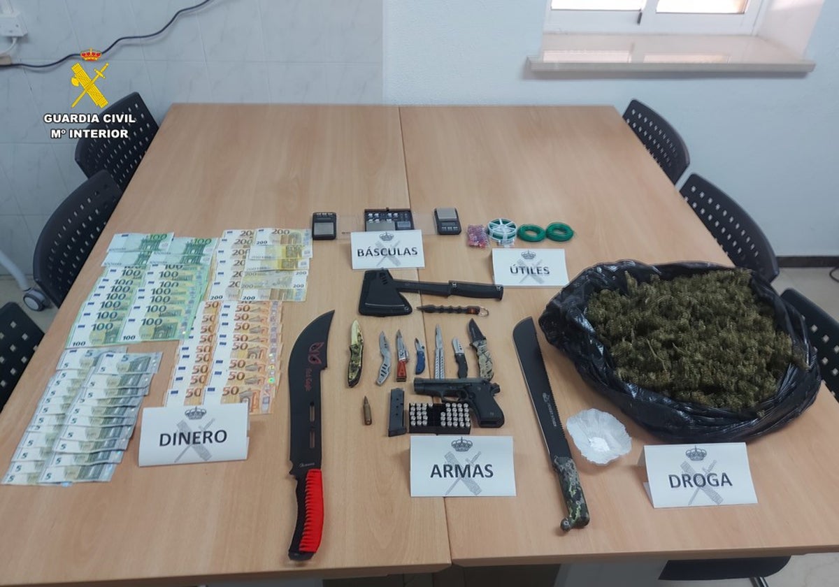 Imagen de la droga, armas y dinero intervenidos en un lavadero de coches de Alicante