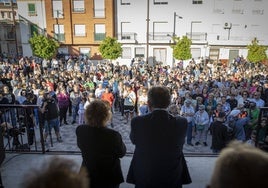 Huétor Tájar dedica un minuto de silencio por el asesinato de dos menores a manos de su abuelo, en imágenes