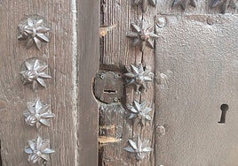 Intentan reventar con un pico una puerta de madera maciza en la iglesia de Mocejón dos veces de madrugada