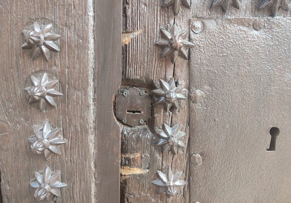 Intentan reventar con un pico una puerta de madera maciza en la iglesia de Mocejón dos veces de madrugada