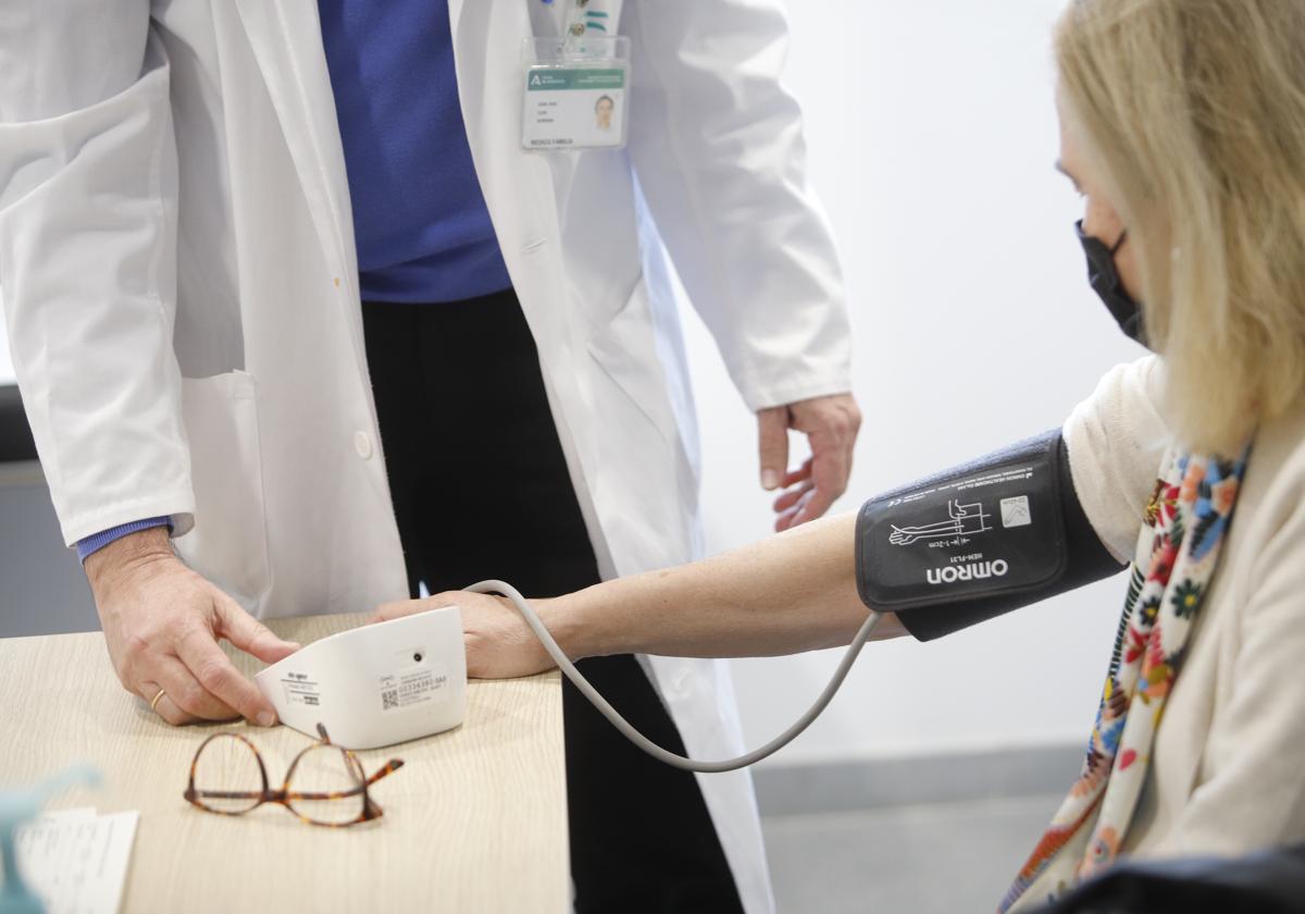 Un facultativo toma la tensión de una paciente en un centro de salud de Córdoba