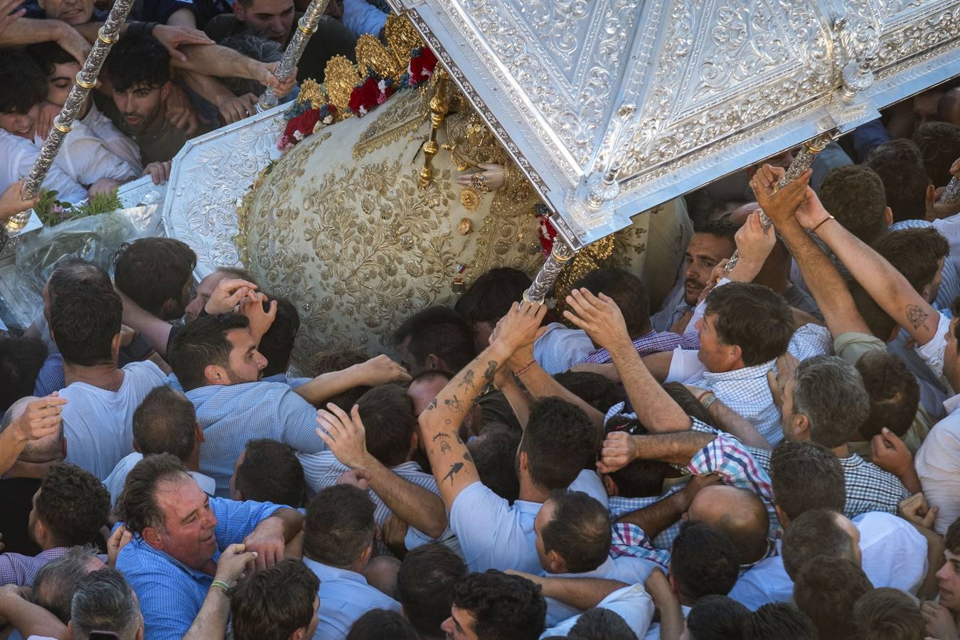 El sol aparece en el cielo de la ermita del Rocío para dar la bienvenida a otro grandioso Lunes de Pentecostés