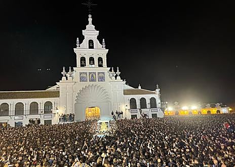 Imagen secundaria 1 - En vídeo: el salto de la reja a las 02.56 horas dio comienzo a la procesión de la Virgen del Rocío 2024
